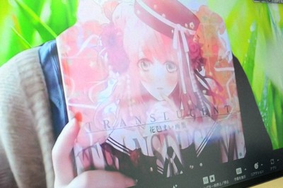 画集を手に、取材に応じるイラストレーターの花邑まいさん＝東京都で2024年1月10日午後3時23分、巽賢司撮影