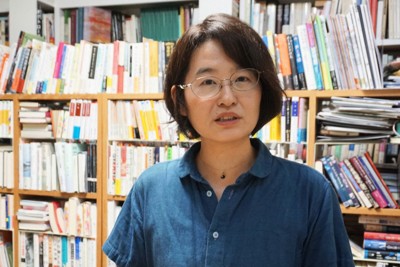 復刊された『女から生まれる』について、「これは一人の母親ではなく、母親たちの物語」と語る英文学者の小川公代さん＝東京都杉並区で2025年5月23日、清水有香撮影